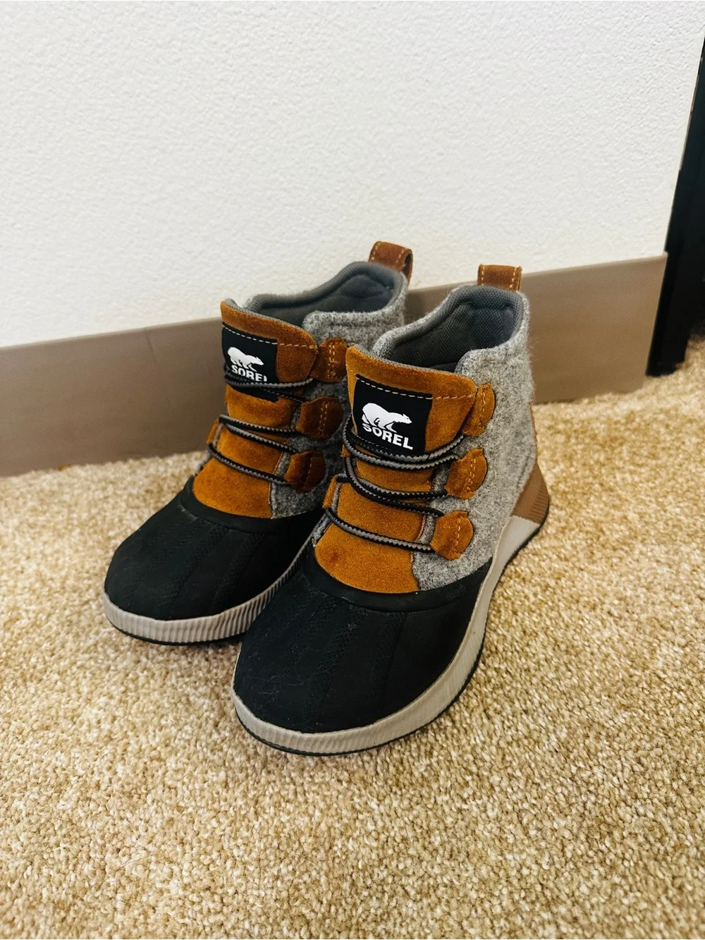 Sorel Kids 2 Brown, Gray & Black Winter Boots Excellent Condition